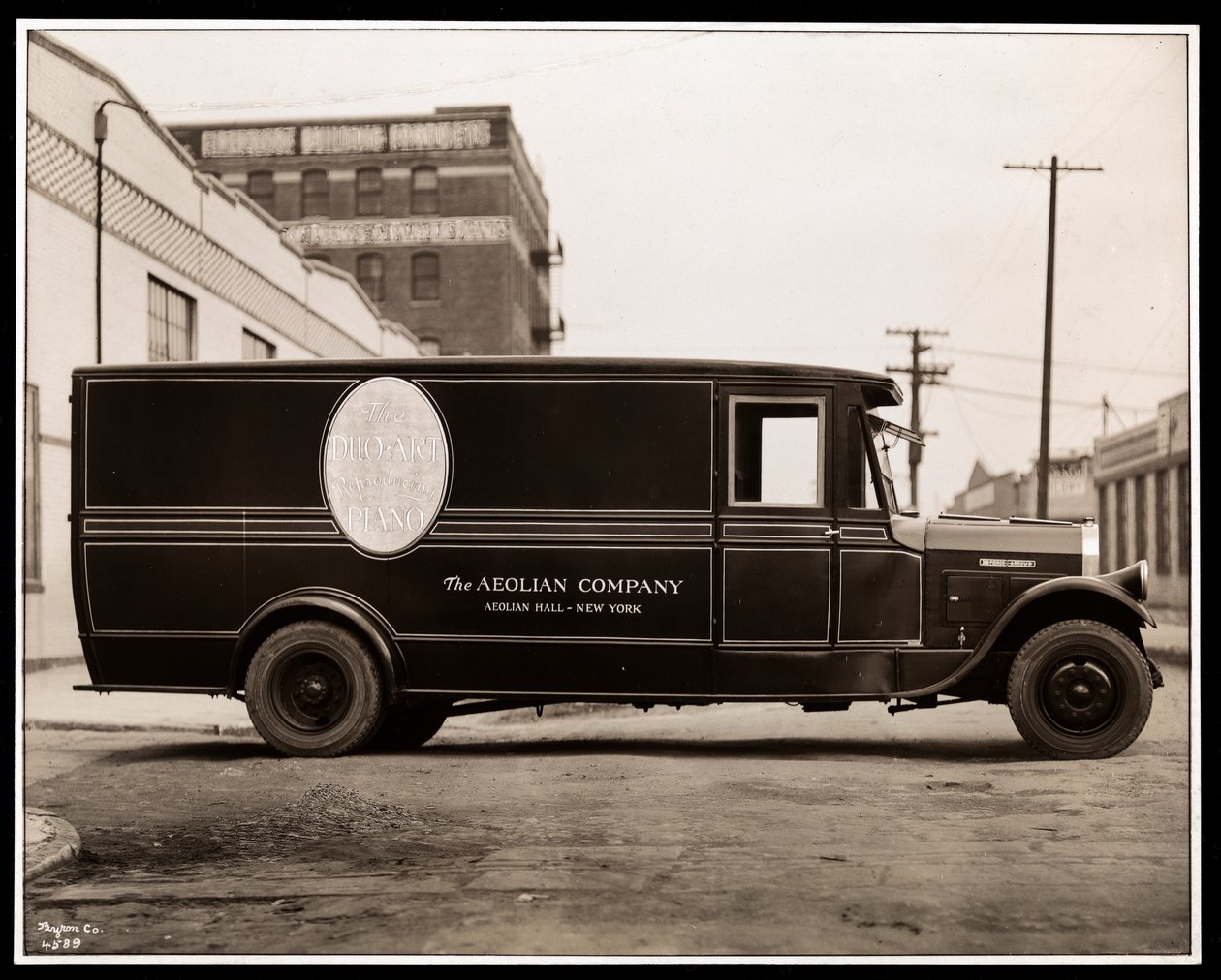 1926年，纽约哈林区东第139街711号的Aeolian公司Pierce Arrow送货卡车（银色明胶印刷） 作者 拜伦公司
