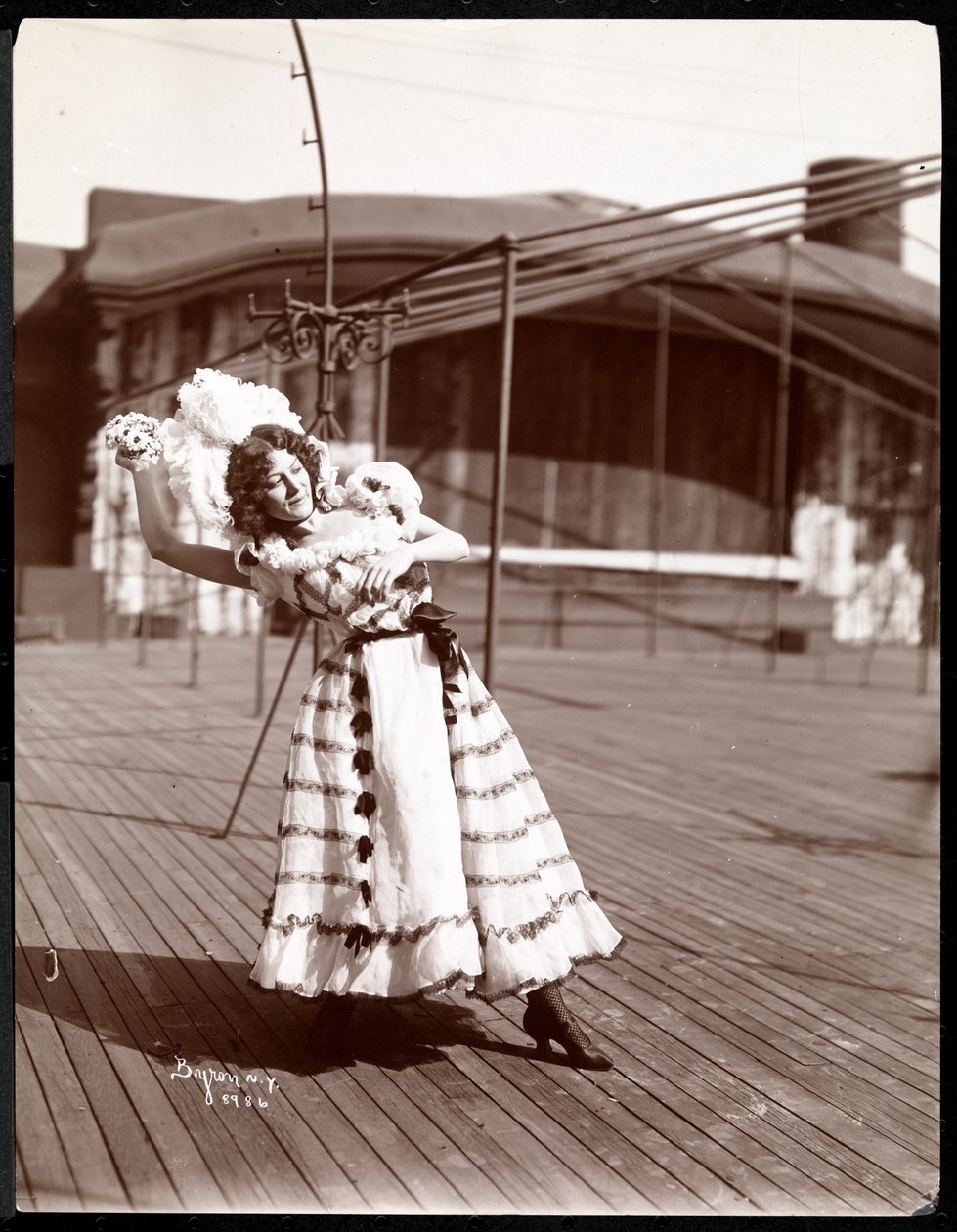 1900年纽约纽约剧院屋顶排练的女演员（银色明胶印刷品） 作者 拜伦公司
