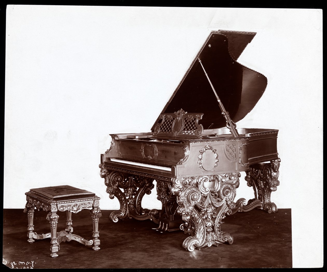 1906年纽约韦伯钢琴公司的华丽钢琴和长凳（银色明胶印刷） 作者 拜伦公司