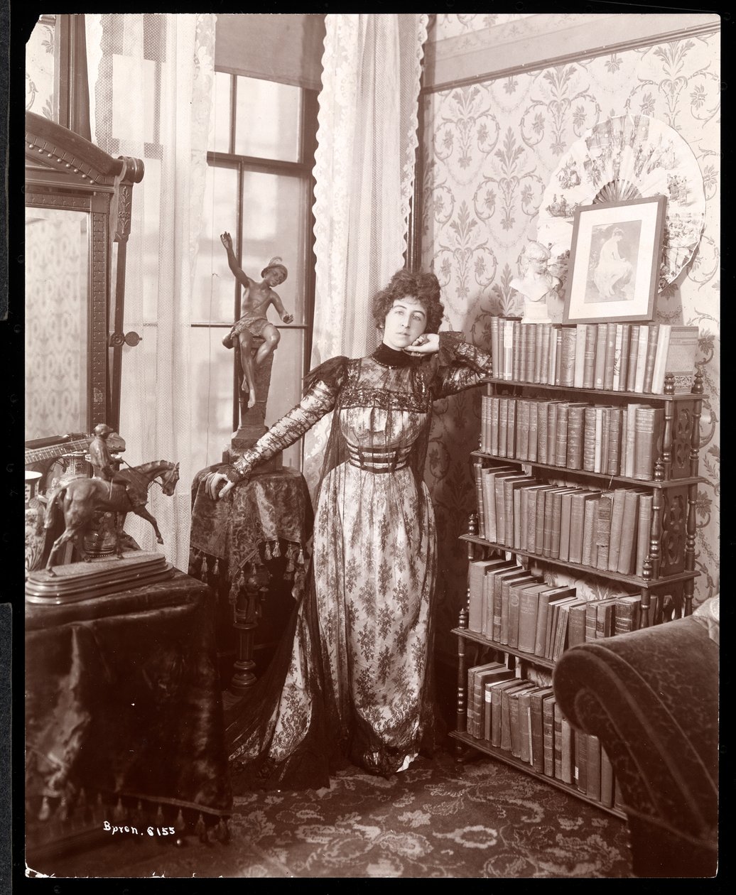 Anita Chartres在房间的角落，c.1898（银色明胶印刷品） 作者 拜伦公司