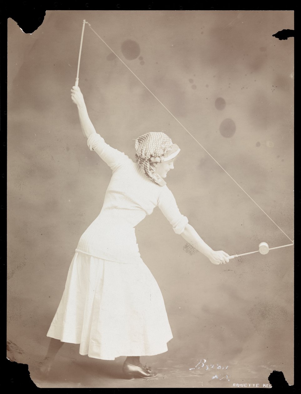 Annette Kellerman，c.1900（银色明胶印刷品） 作者 拜伦公司