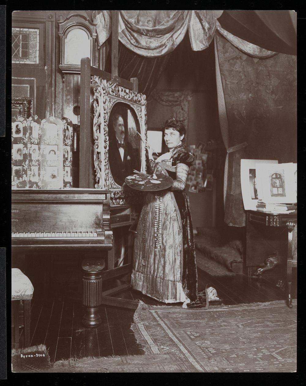 艺术家玛丽·蒂林哈斯特（Mary Tillinghast）在她的工作室画一幅肖像，纽约，c.1897（银色明胶印刷品） 作者 拜伦公司