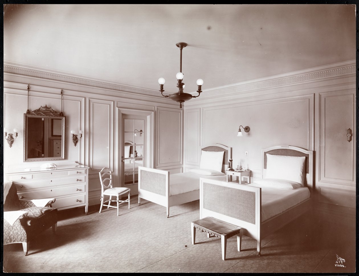 Copley Plaza酒店的卧室，波士顿，c.1912-15（银色明胶印刷） 作者 拜伦公司