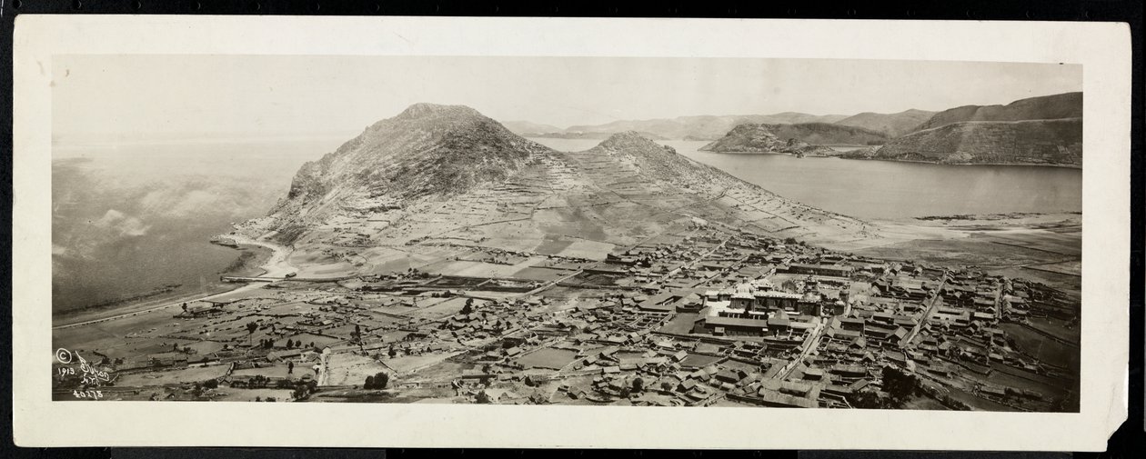 鸟瞰城市，大概在巴拿马运河上或附近，1913年（银色明胶印刷） 作者 拜伦公司