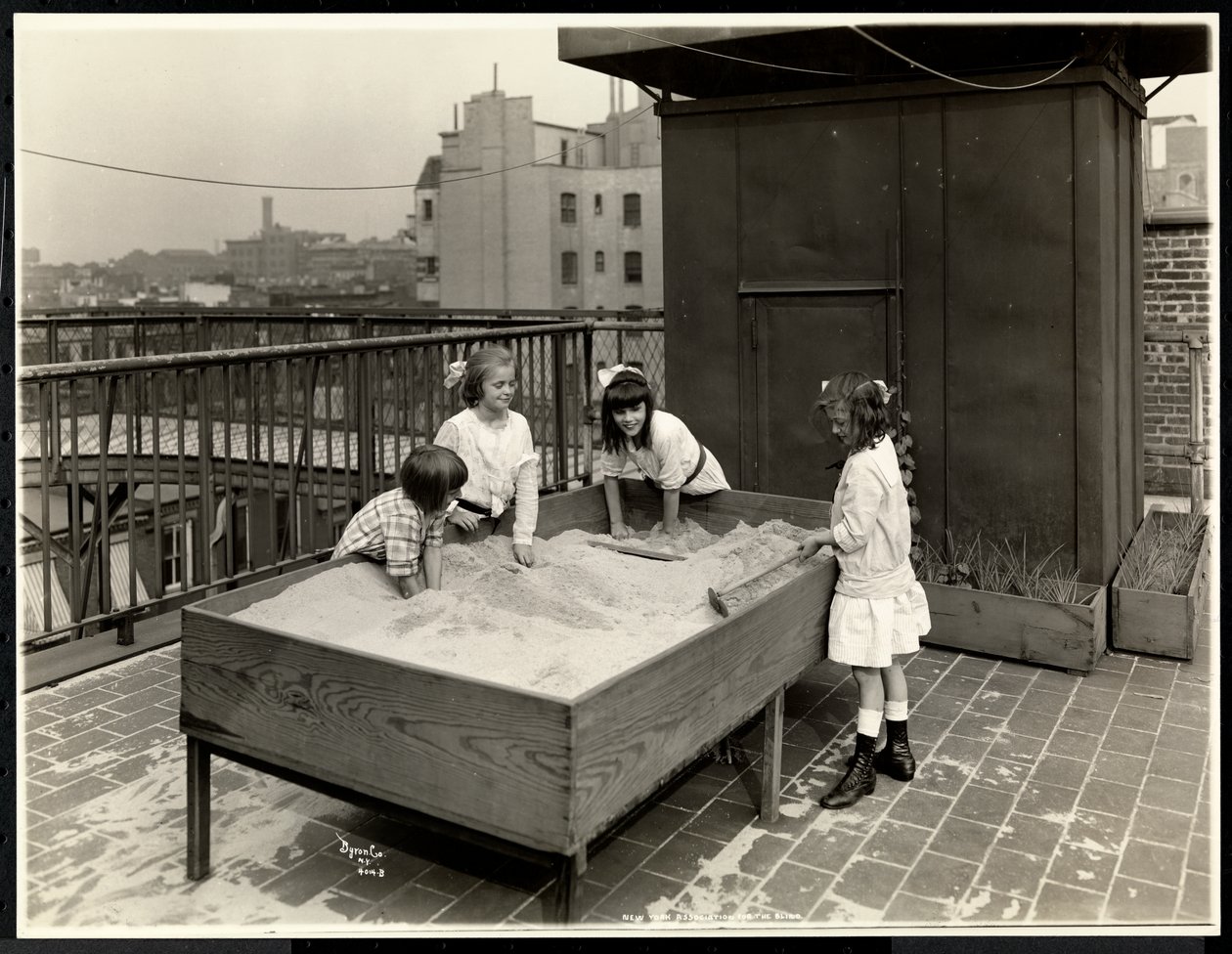 盲人女孩在1926年纽约东59街111号纽约盲人协会屋顶的沙盒中玩耍（银色明胶印刷） 作者 拜伦公司