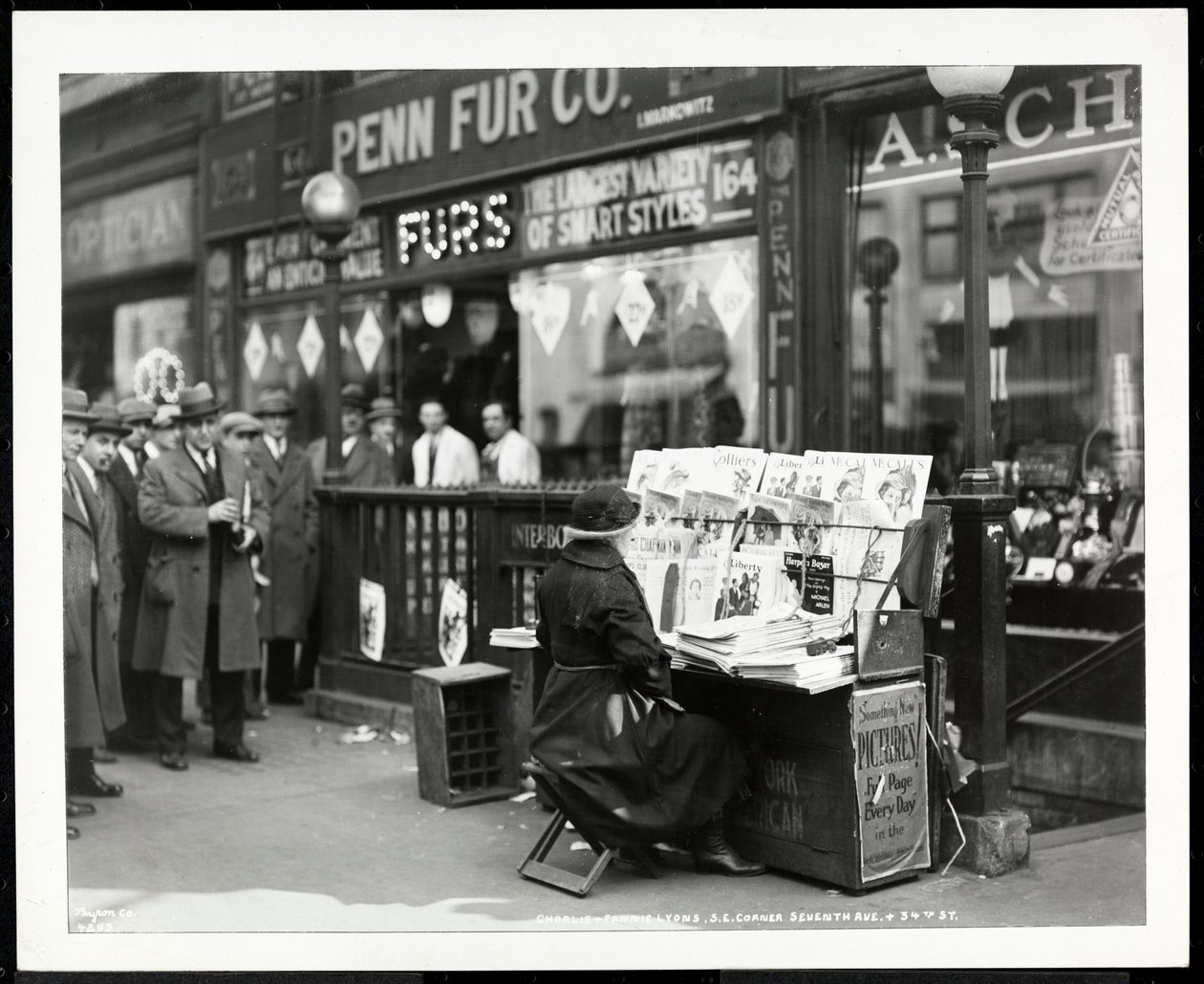 盲人新闻经销商Aaron Weintraub，于1926年在纽约第七大道和第32街的东南角展台（银色明胶印刷） 作者 拜伦公司