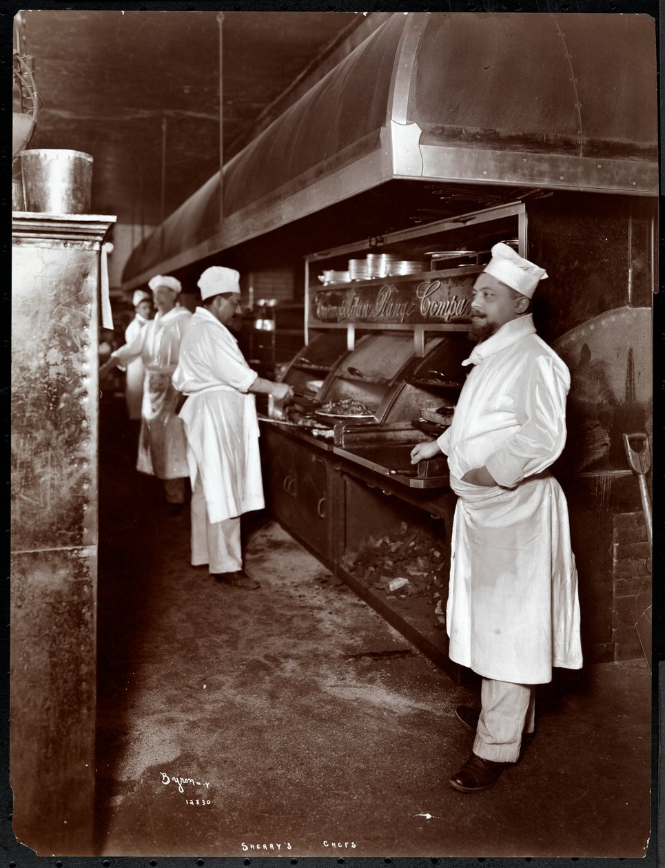 厨师们在1902年纽约Sherry餐厅做饭（银色明胶印刷） 作者 拜伦公司
