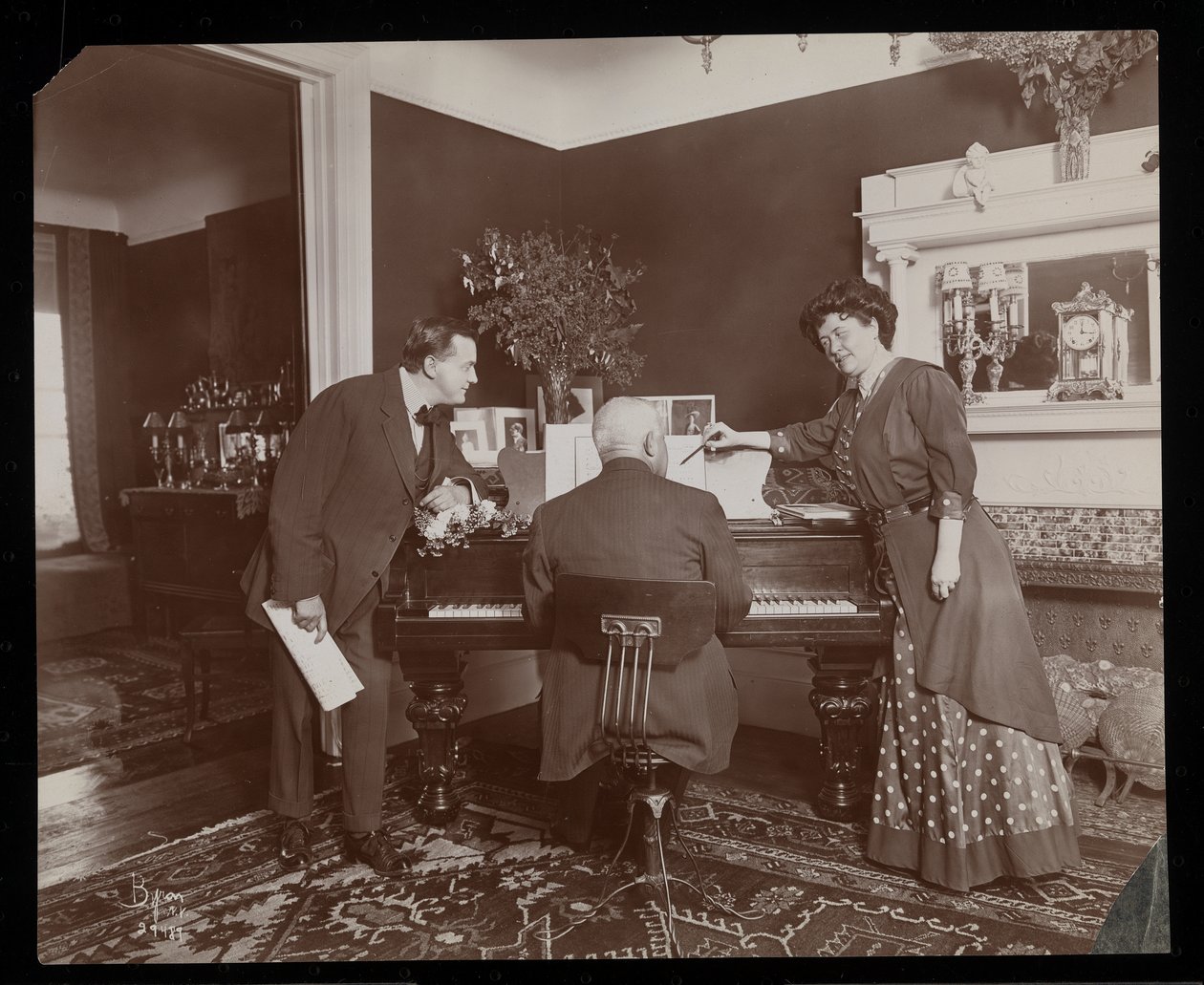Clara De Regand指着一名男子弹钢琴时得分，1910年（银色明胶印刷） 作者 拜伦公司