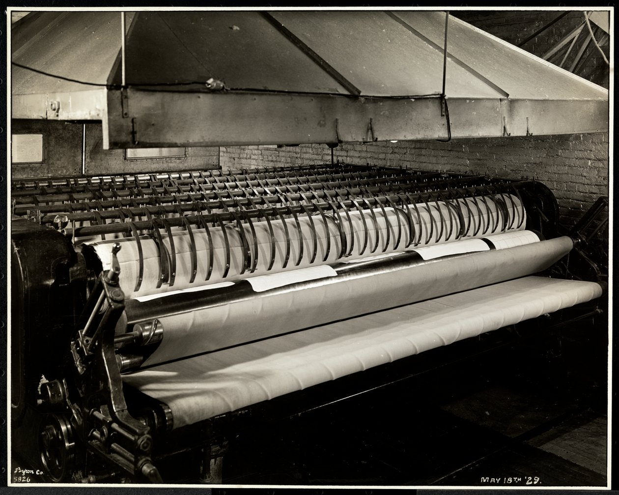 1929年，纽约东哈莱姆市东128街111号Carolyn洗衣店的&39;mangle&39;机器的特写视图（银色明胶印刷品） 作者 拜伦公司