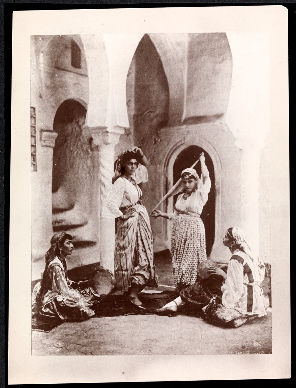 舞女和音乐家，北非，c.1900（银色明胶印刷） 作者 拜伦公司