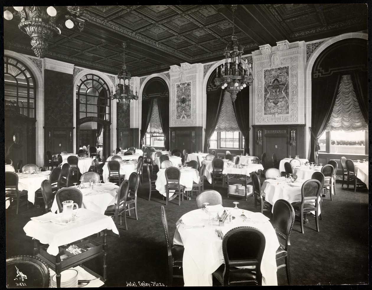 1938年或1913年波士顿科普利广场酒店的餐厅（银色明胶印刷） 作者 拜伦公司