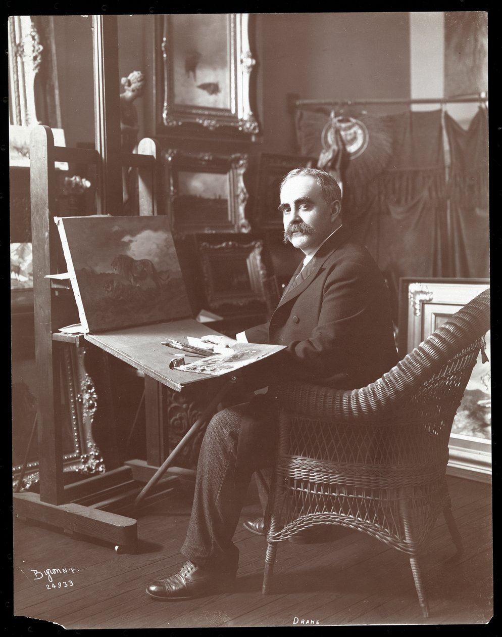 德雷克在他的工作室里画了一幅狮子正在进行中，纽约，1907年（银色明胶印刷） 作者 拜伦公司