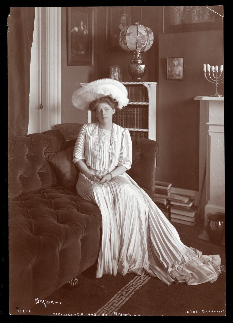Ethel Barrymore坐在起居室，1902年或1903年（银色明胶印刷） 作者 拜伦公司