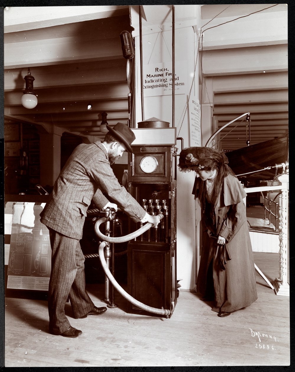 1908年纽约美国社会服务协会安全设备博物馆Coston Signal公司展览（银色明胶印刷） 作者 拜伦公司
