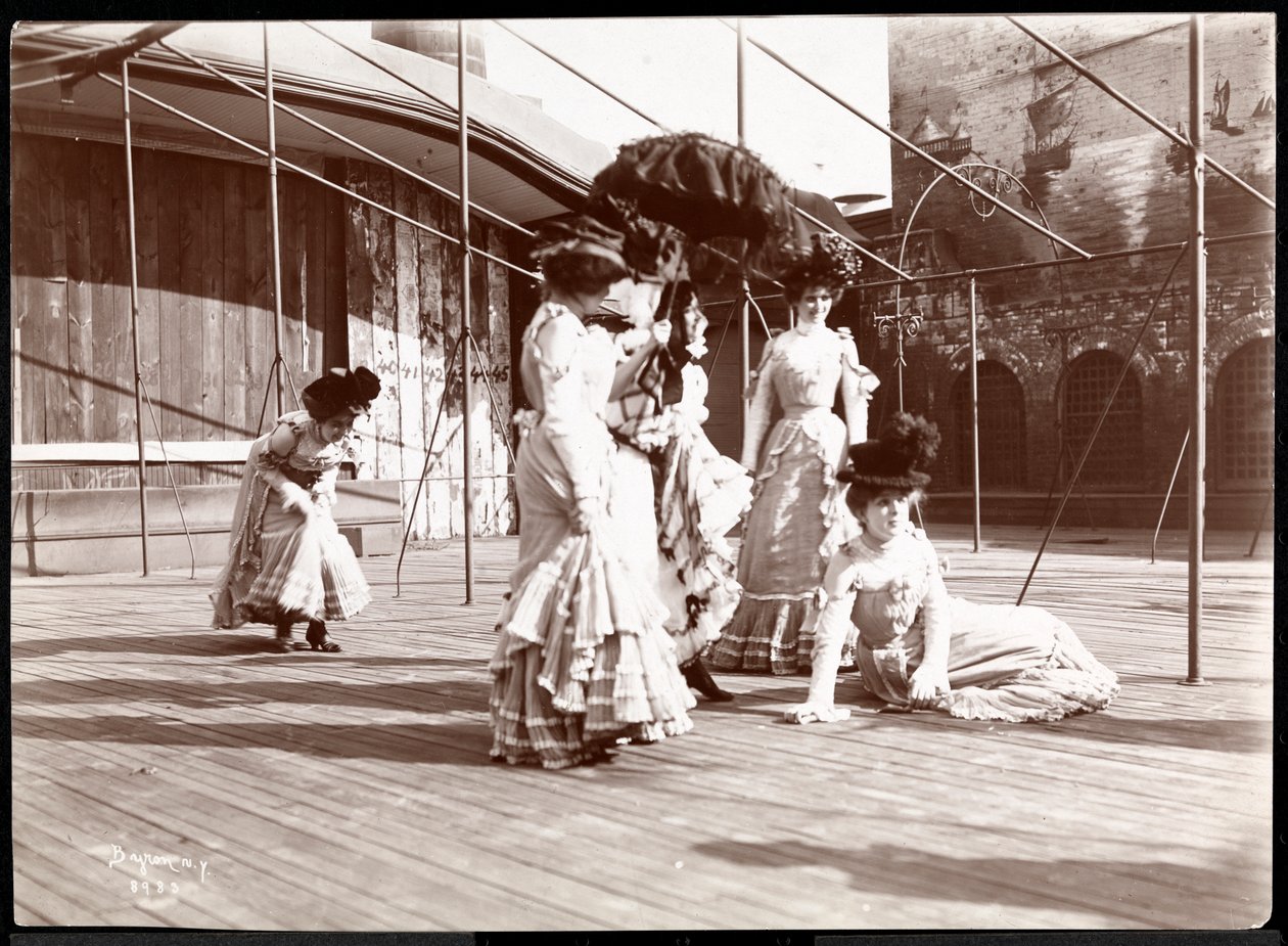 在纽约1900年纽约剧院的屋顶上排练的五位女演员（银色明胶印刷品） 作者 拜伦公司