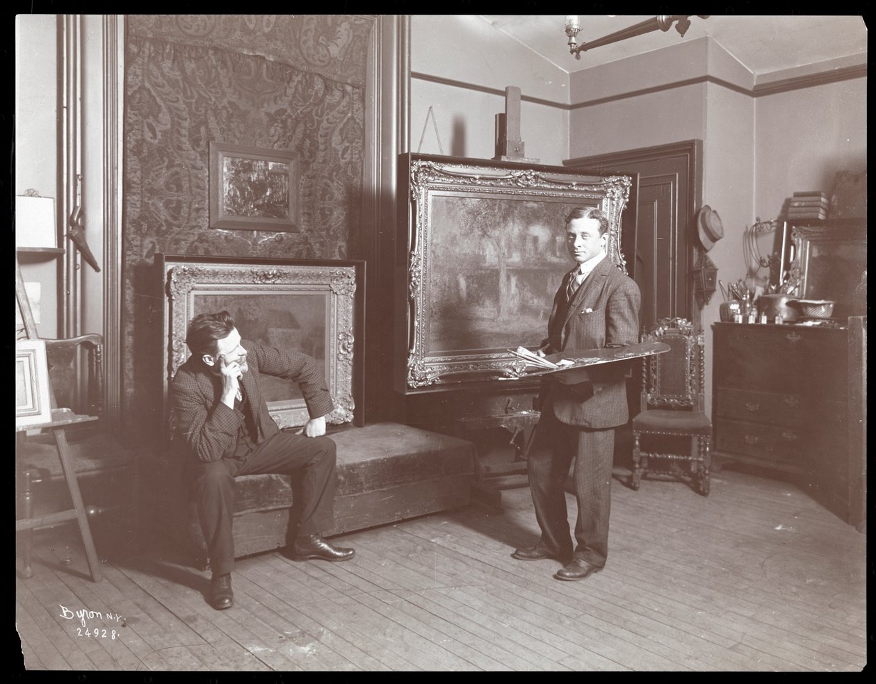 格兰维尔史密斯在他的工作室，纽约，1907年（银色明胶印刷） 作者 拜伦公司