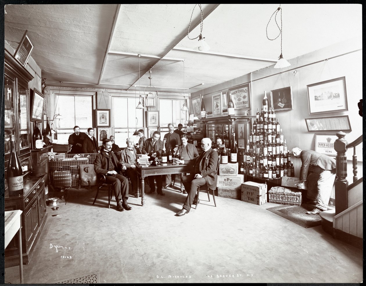 一群男人在GL Nicholas，葡萄酒和酒商，43 Beaver Street，纽约，1895年（银色明胶打印）喝葡萄酒 作者 拜伦公司