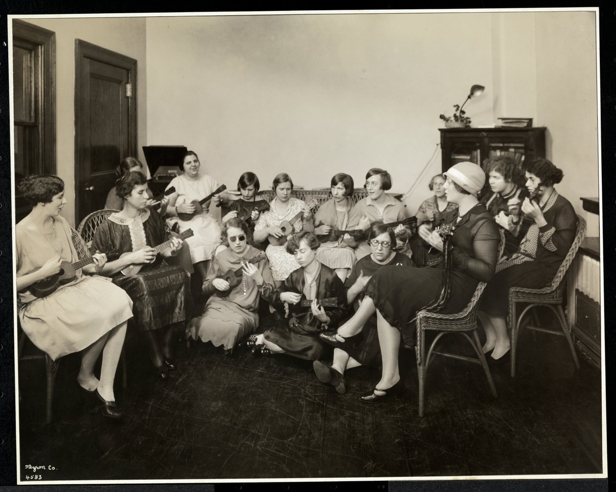 一群年轻的盲女在纽约盲人协会，纽约州东街59号，1926年（银色明胶印刷）玩ukeleles 作者 拜伦公司