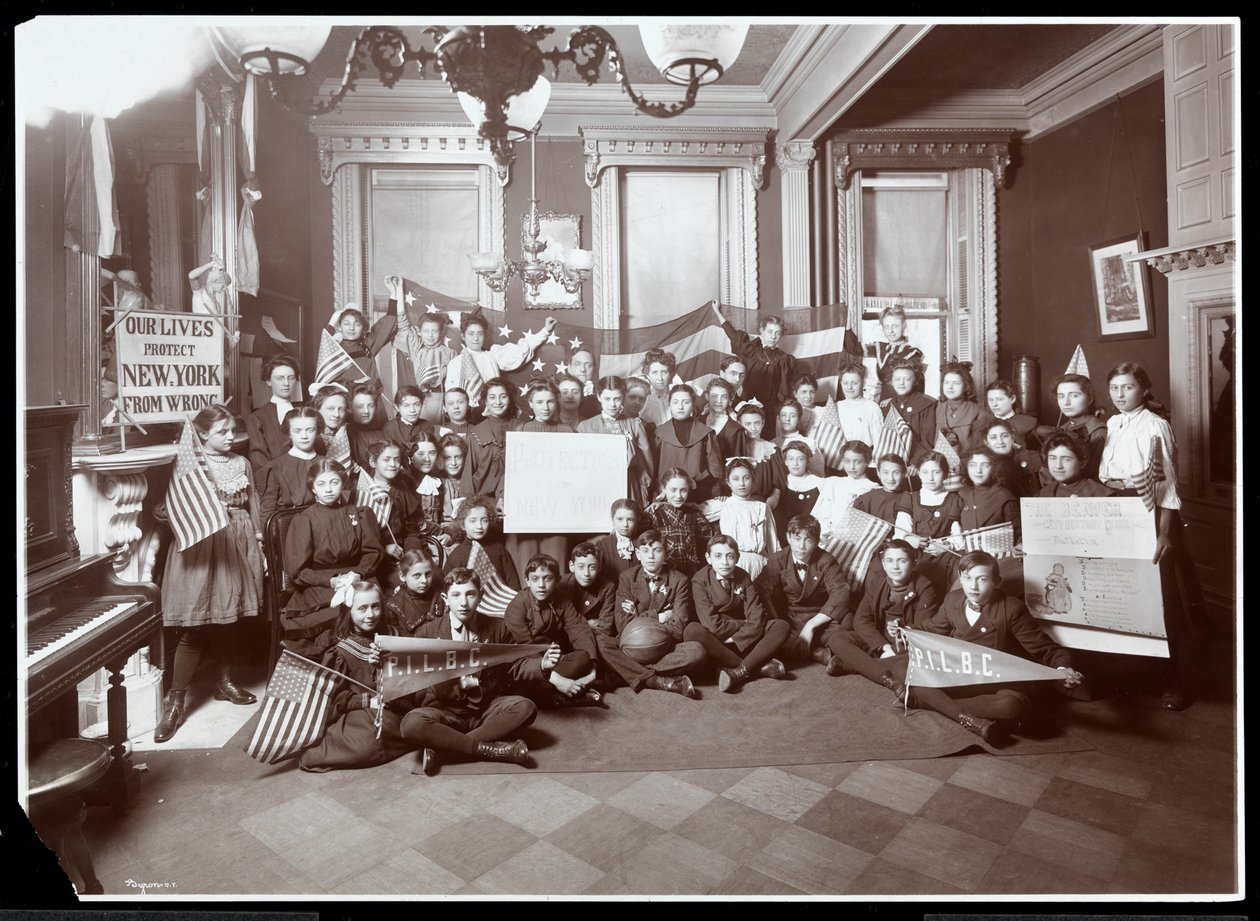 一群年轻男女在1905年纽约人民研究所摆姿势（银色明胶印刷） 作者 拜伦公司