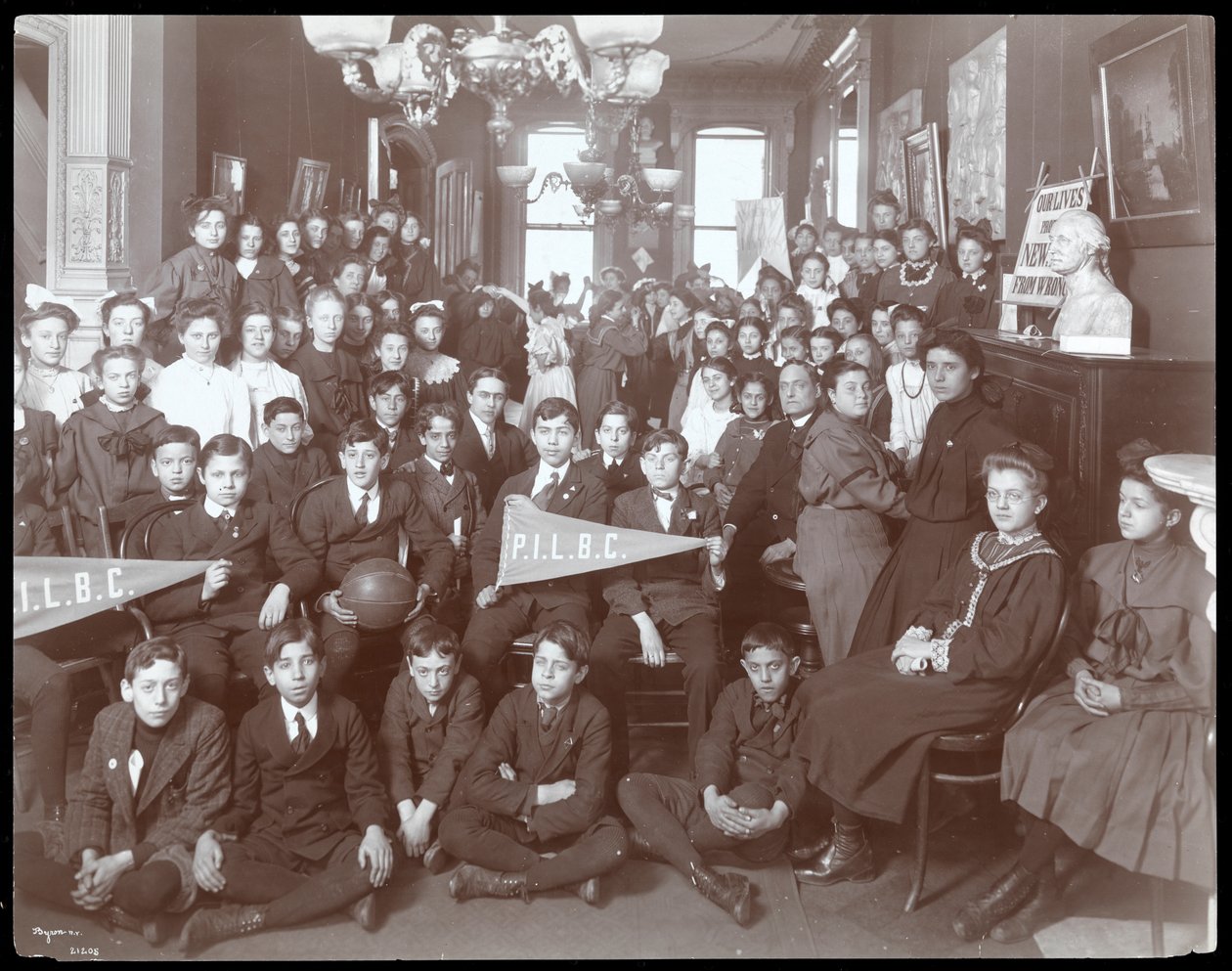 一群年轻男女在1905年纽约人民研究所摆姿势（银色明胶印刷） 作者 拜伦公司