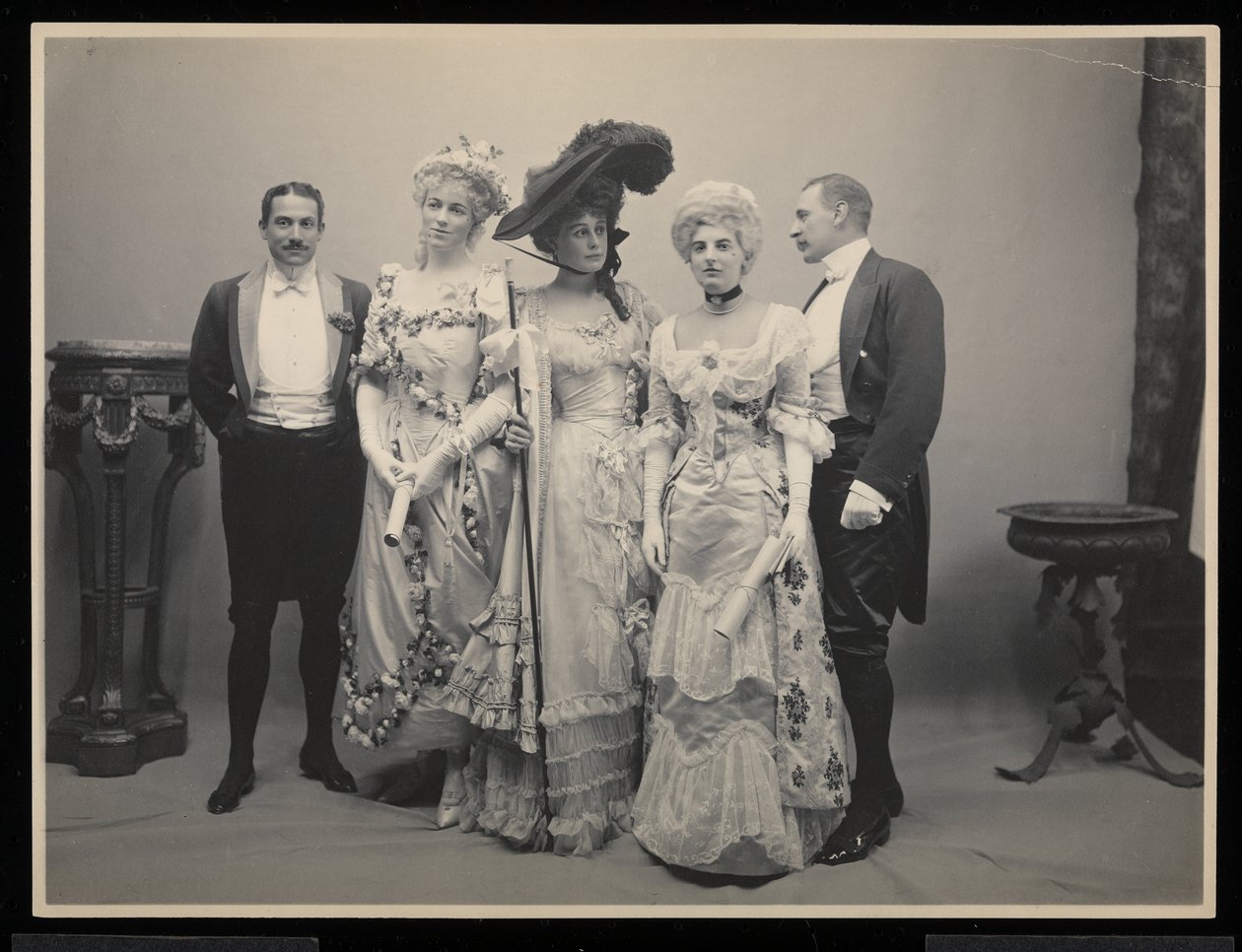 1905年1月31日，纽约James Hazen Hyde Ball的Barton Willing先生，Alice Blight小姐，Eleanor Jay小姐（Arthur Iselin女士），Therese Iselin小姐和另一名男子的集体肖像（银凝胶） 作者 拜伦公司