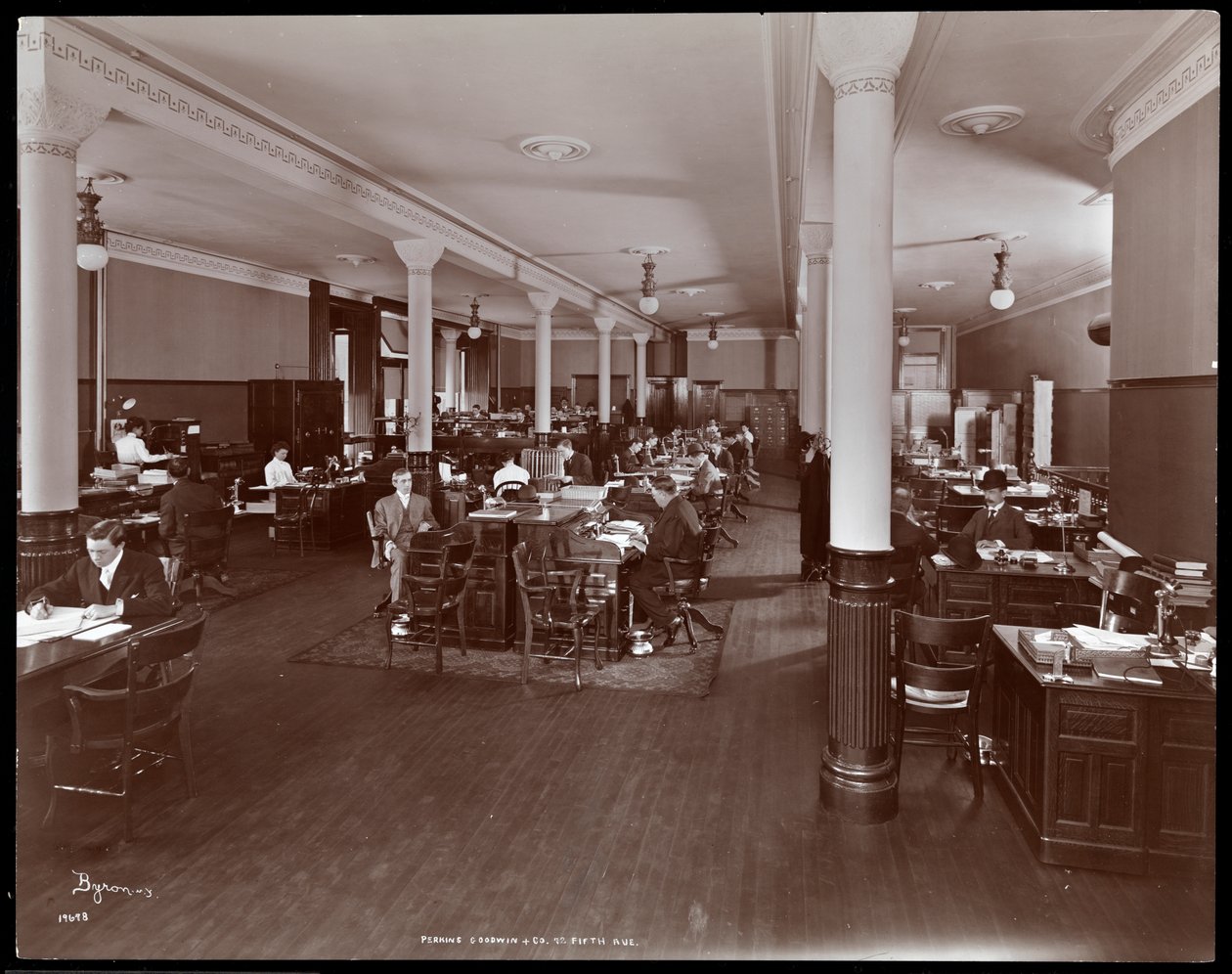 在Perkins，Goodwin und Co.在纽约第五大道72号，c.1905（银色明胶打印）的开放式办公室地板的内部视图 作者 拜伦公司