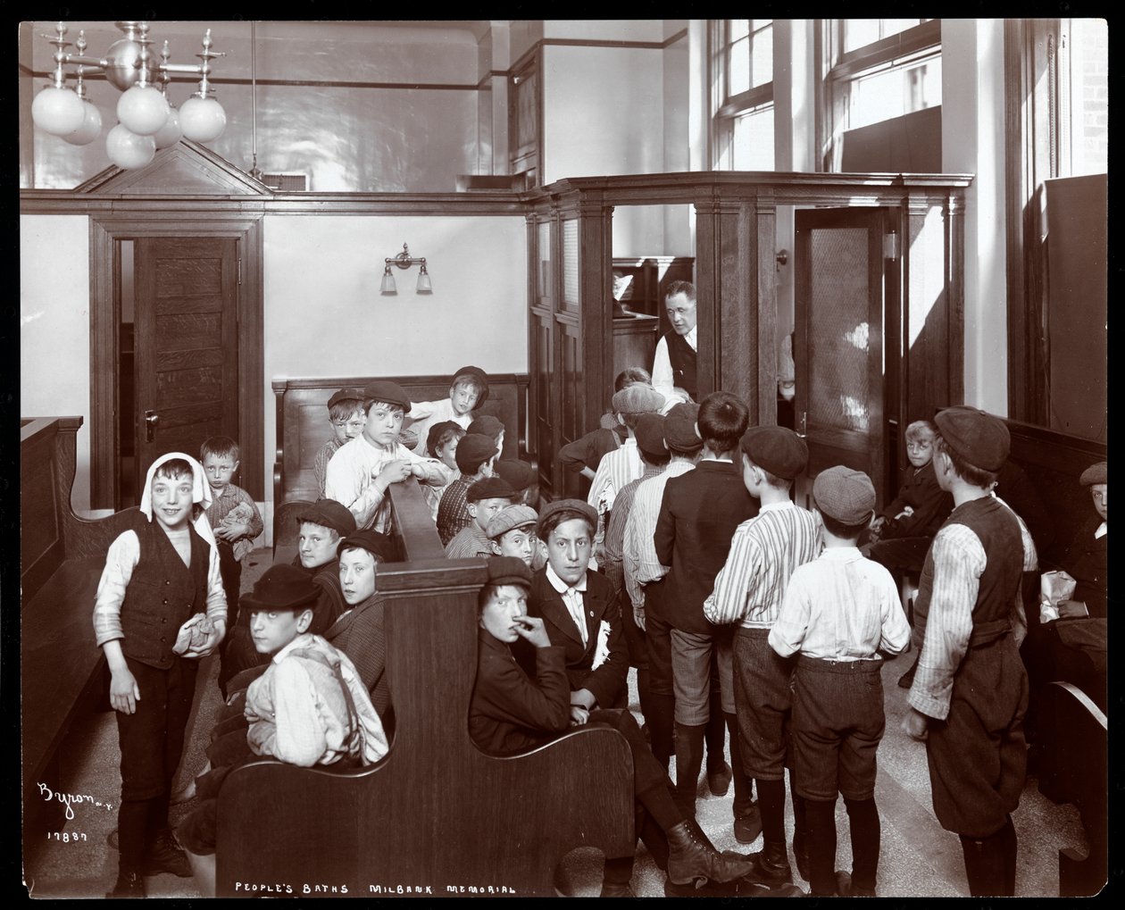 男孩在人们的浴室，米尔班克纪念馆，纽约，1904（银色明胶打印）的候诊室内部视图 作者 拜伦公司