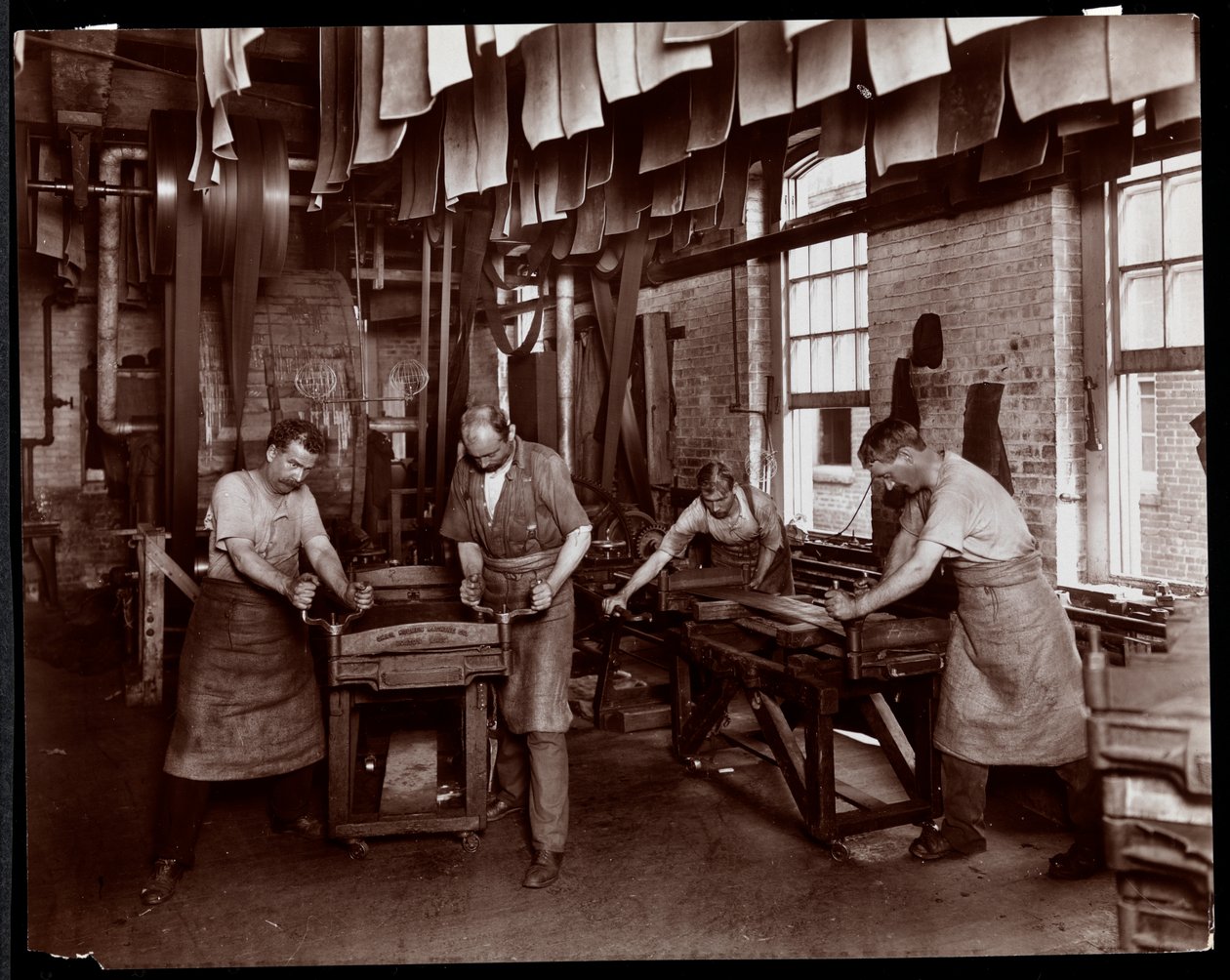 工作在皮革的人的内部看法在纽约皮革Belting Co.，纽约，1905-06（银色明胶印刷品） 作者 拜伦公司