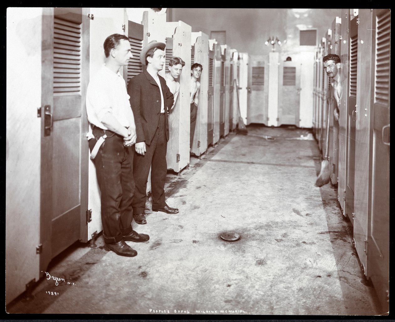 凝视在沐浴摊位的年轻人内部看法在人民的浴，Milbank纪念品，纽约，1904（银色明胶印刷品） 作者 拜伦公司