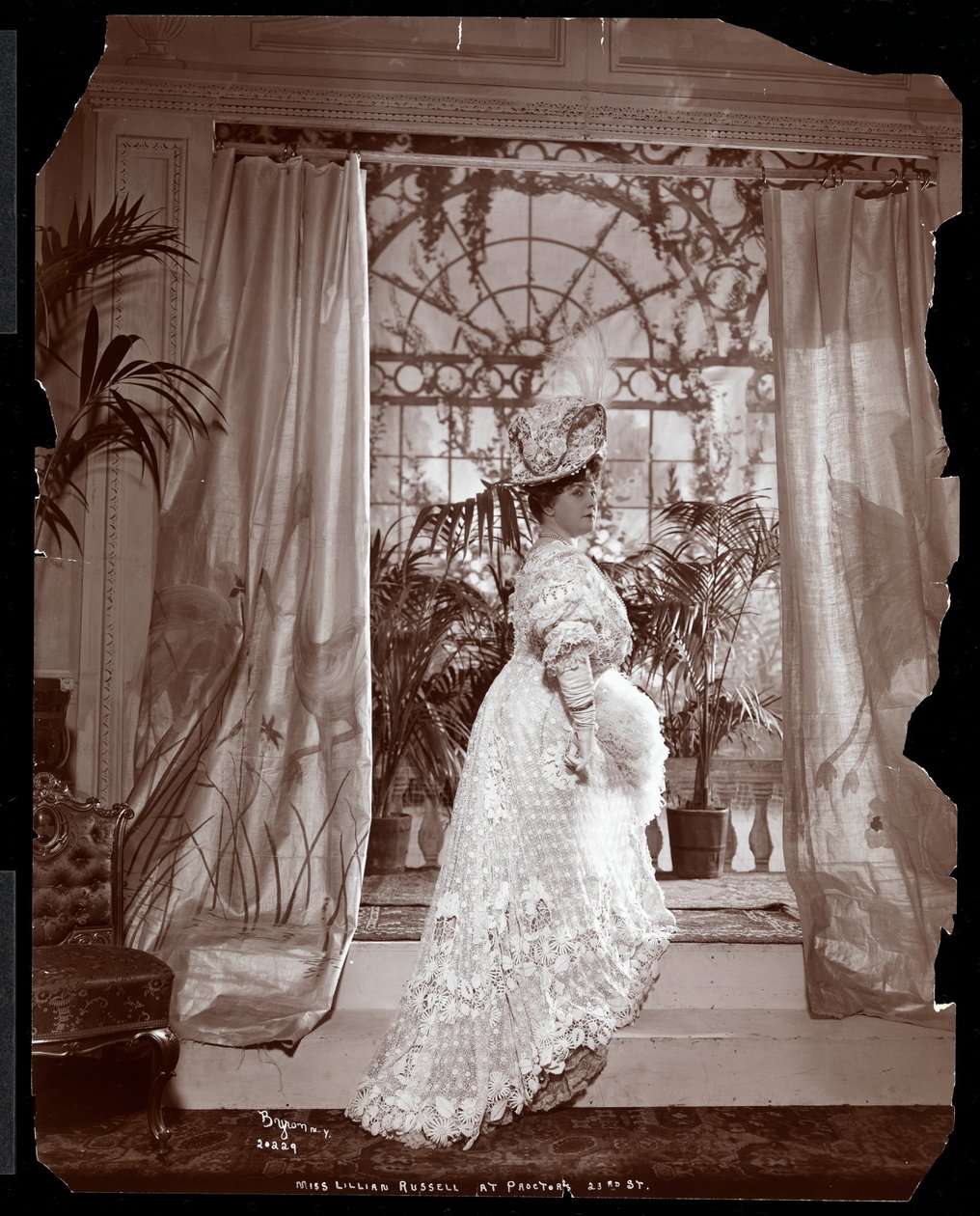 Lillian Russell穿着1904年纽约州普罗克特第23街剧院的制作服装（银色明胶印刷） 作者 拜伦公司