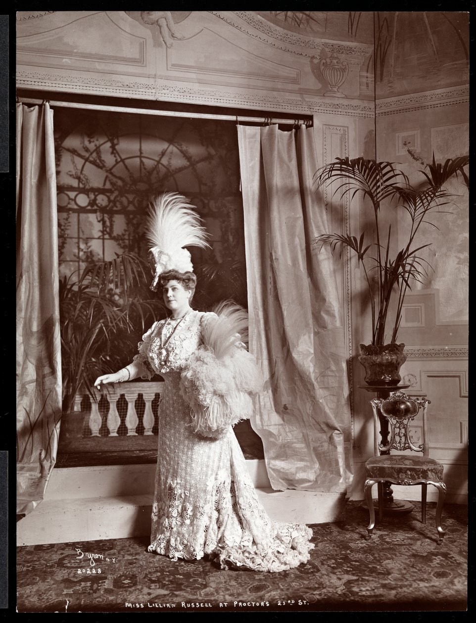 Lillian Russell穿着1904年纽约州普罗克特第23街剧院的制作服装（银色明胶印刷） 作者 拜伦公司