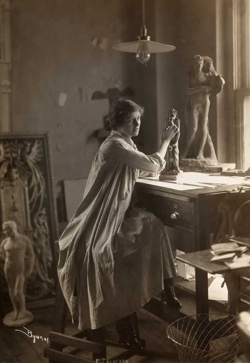 Mabel Taliaferro在她的工作室工作，纽约，1916年（银色明胶印刷） 作者 拜伦公司