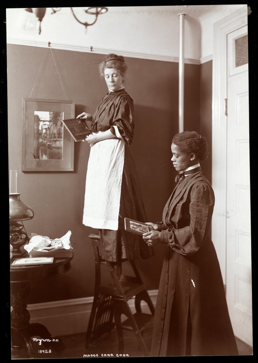 Madge Carr Cook和她的女仆挂着照片，c.1904（银色明胶印花） 作者 拜伦公司