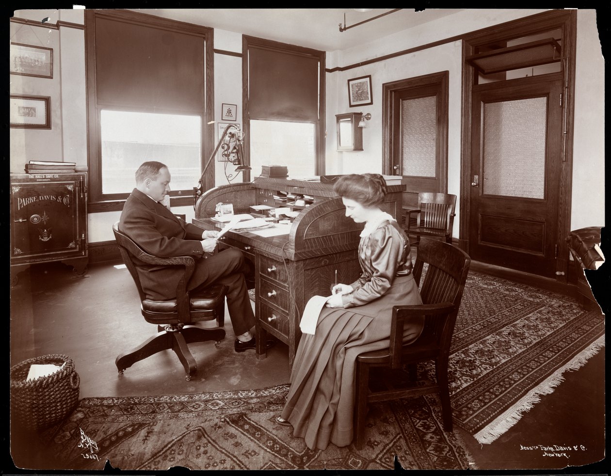 男子与他的秘书在Parke，Davis und Co.，化学家，Hudson und Vestry Streets，纽约，1910年（银色明胶印刷）的私人办公室接受口述 作者 拜伦公司
