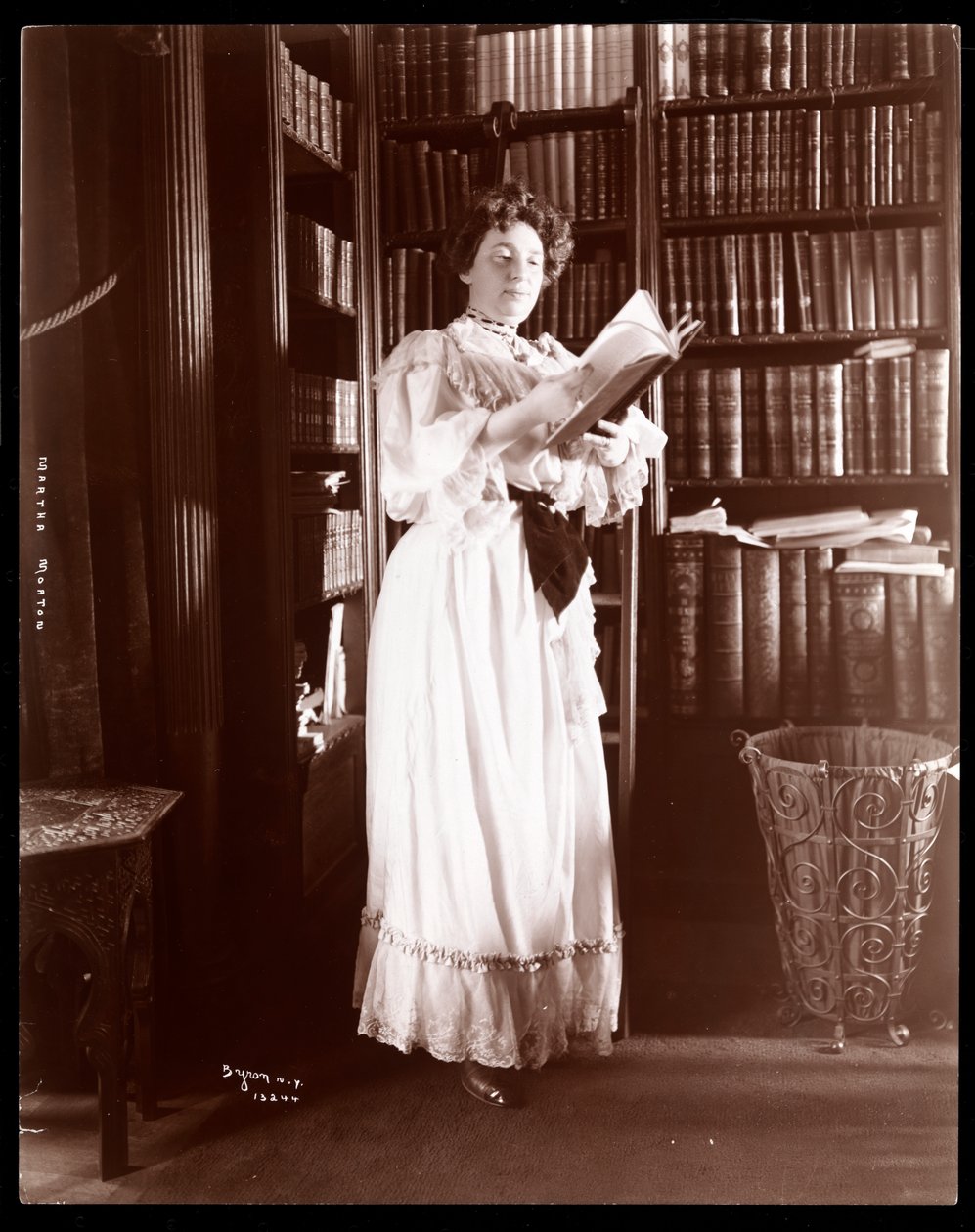 Martha Morton在她的图书馆，1902年（银色明胶印刷） 作者 拜伦公司