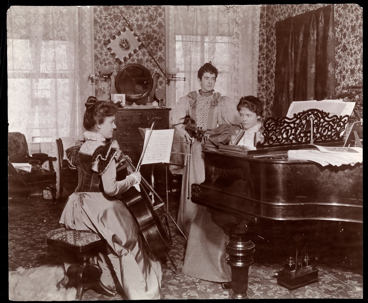 Maud Powell和两位伴奏者，c.1896（银色明胶印刷品） 作者 拜伦公司