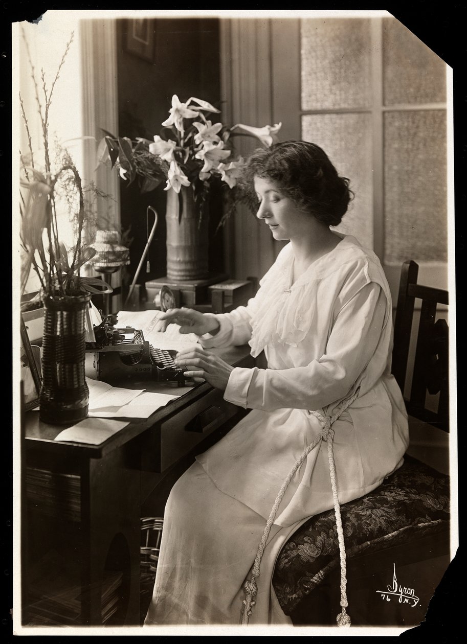 Maude Fealy坐在一台打字机上，c.1915（银色明胶印刷品） 作者 拜伦公司