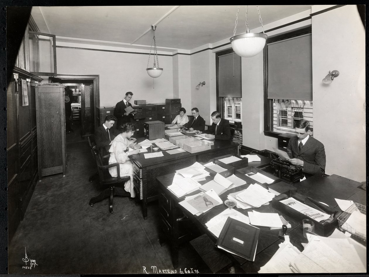 在纽约州R. Martens und Co. Inc.出口和备案办公室工作的男女工作人员，1916-17（银色明胶印刷品） 作者 拜伦公司