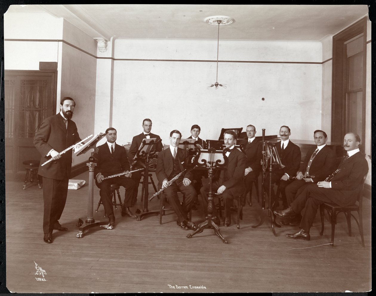 Barrere合奏乐团的男子乐器，1910年（银色明胶印刷） 作者 拜伦公司