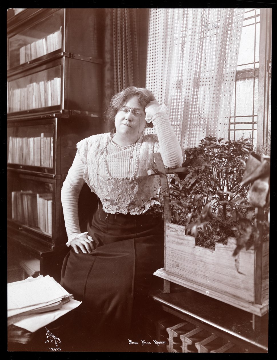 爱丽丝·考瑟小姐，1910年（银色明胶印刷） 作者 拜伦公司