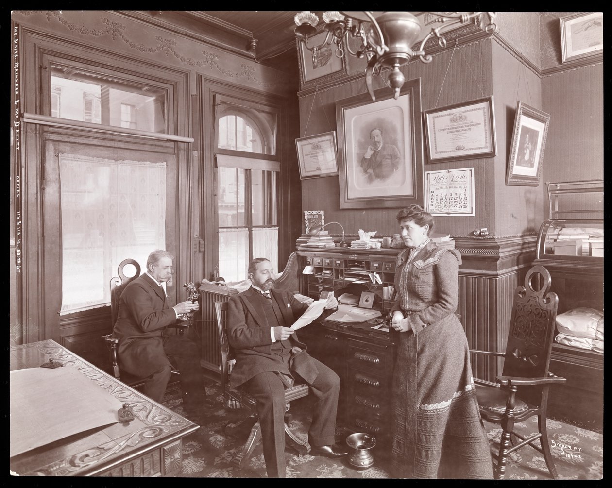 梅拉德先生和夫人以及戴维特先生在美拉德巧克力工厂办公室，1902年（银色明胶印刷） 作者 拜伦公司