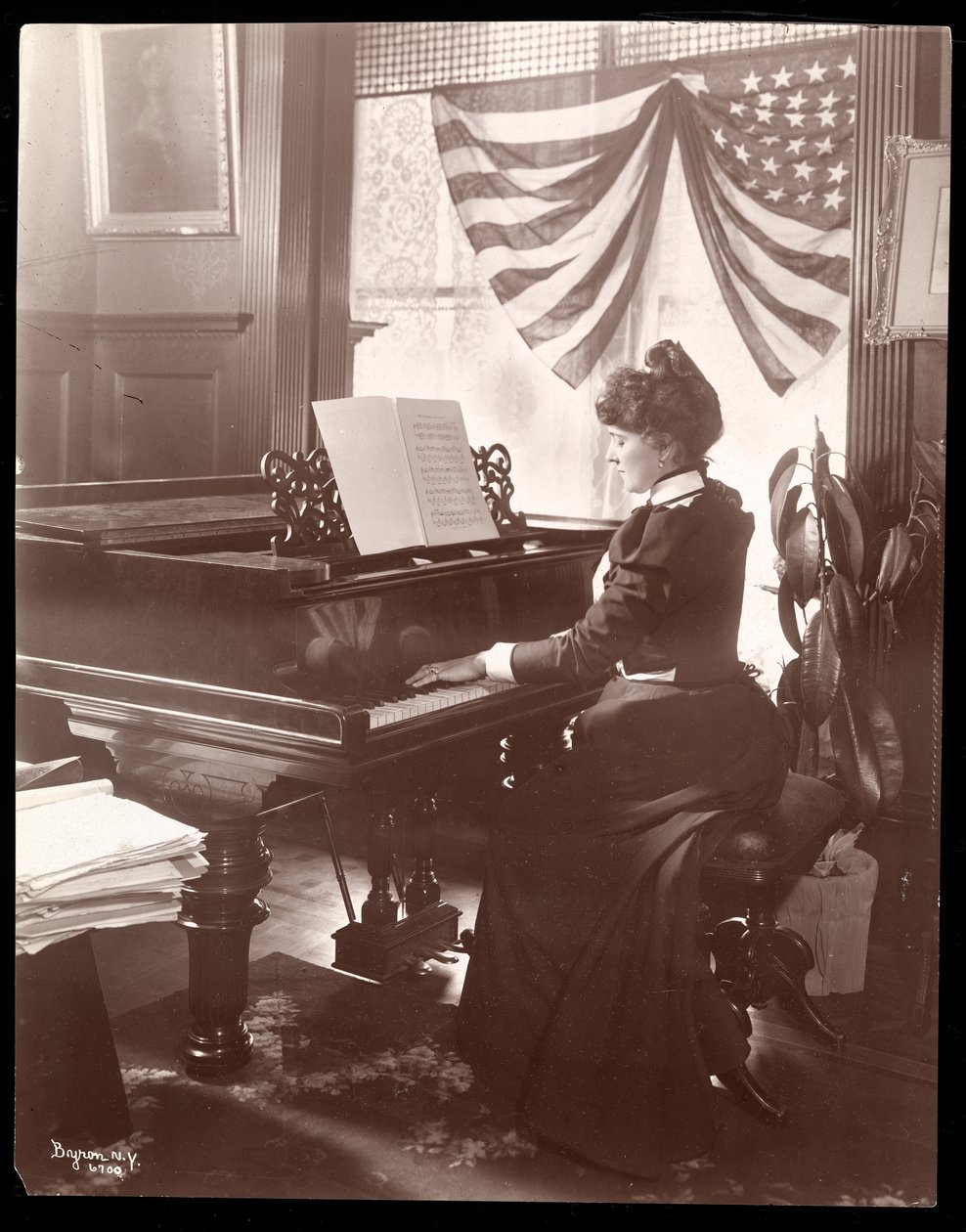 佛罗伦斯克林顿夫人在1899年纽约西102街102号的家中弹钢琴（银色明胶印刷） 作者 拜伦公司