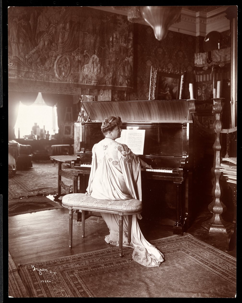 IM4克拉克夫人在钢琴上，1904年（银色明胶印刷） 作者 拜伦公司