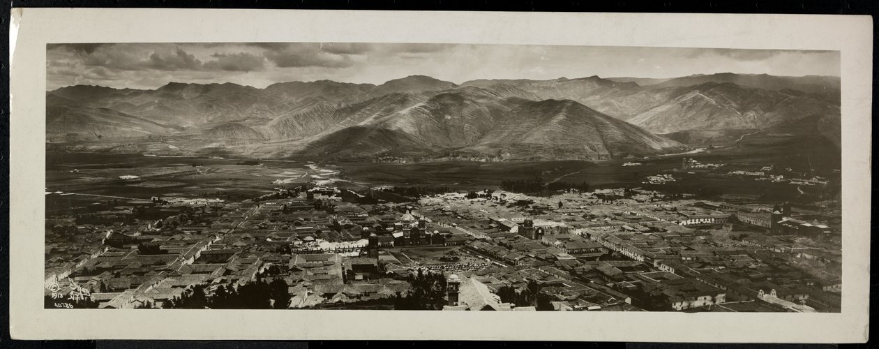 从城市的上方全景，大概在巴拿马运河上或附近的山脉，1913年（银色明胶打印） 作者 拜伦公司