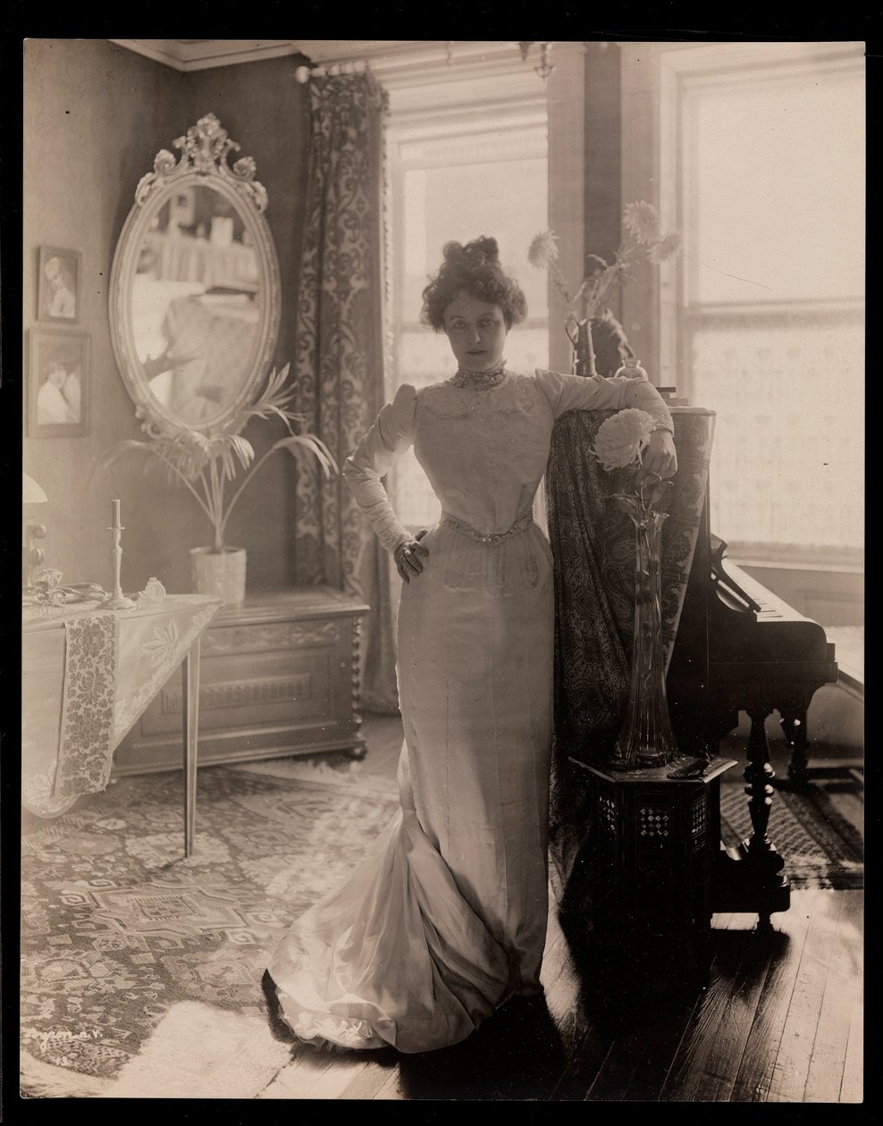 艾略特太太或她的女性亲属的肖像，1902年（银色明胶印刷品） 作者 拜伦公司