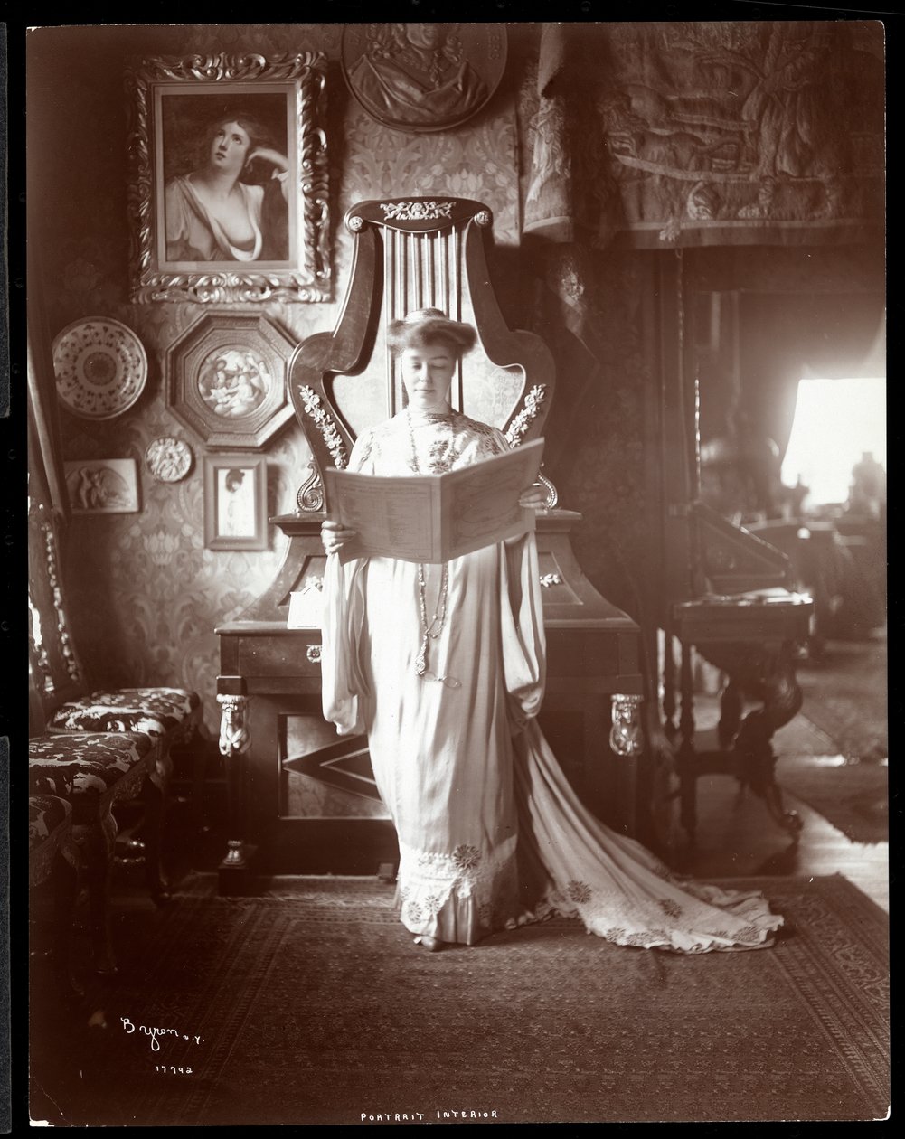 IM克拉克夫人的肖像站着一本打开的书，1904年（银色明胶印刷） 作者 拜伦公司