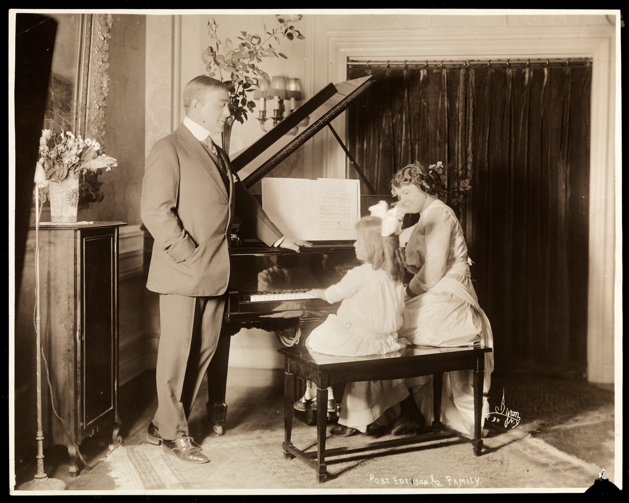 Robert Edeson，他的妻子和女儿在钢琴上，1915年（银色明胶印刷品） 作者 拜伦公司