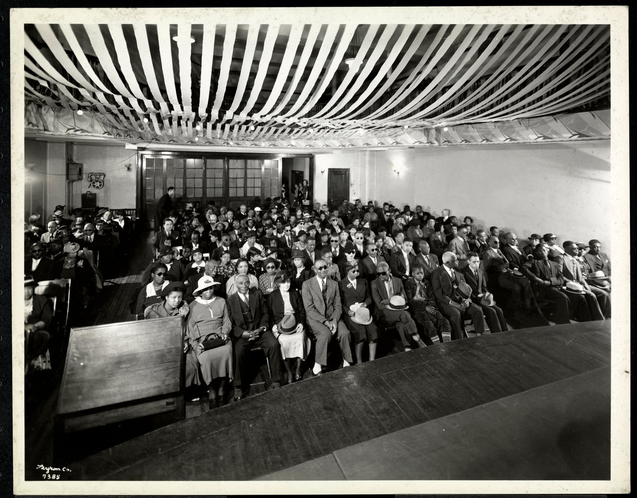 摘自1937年纽约纽约东59街111号（银色明胶印刷品）纽约盲人协会礼堂彩色派对的观众舞台 作者 拜伦公司