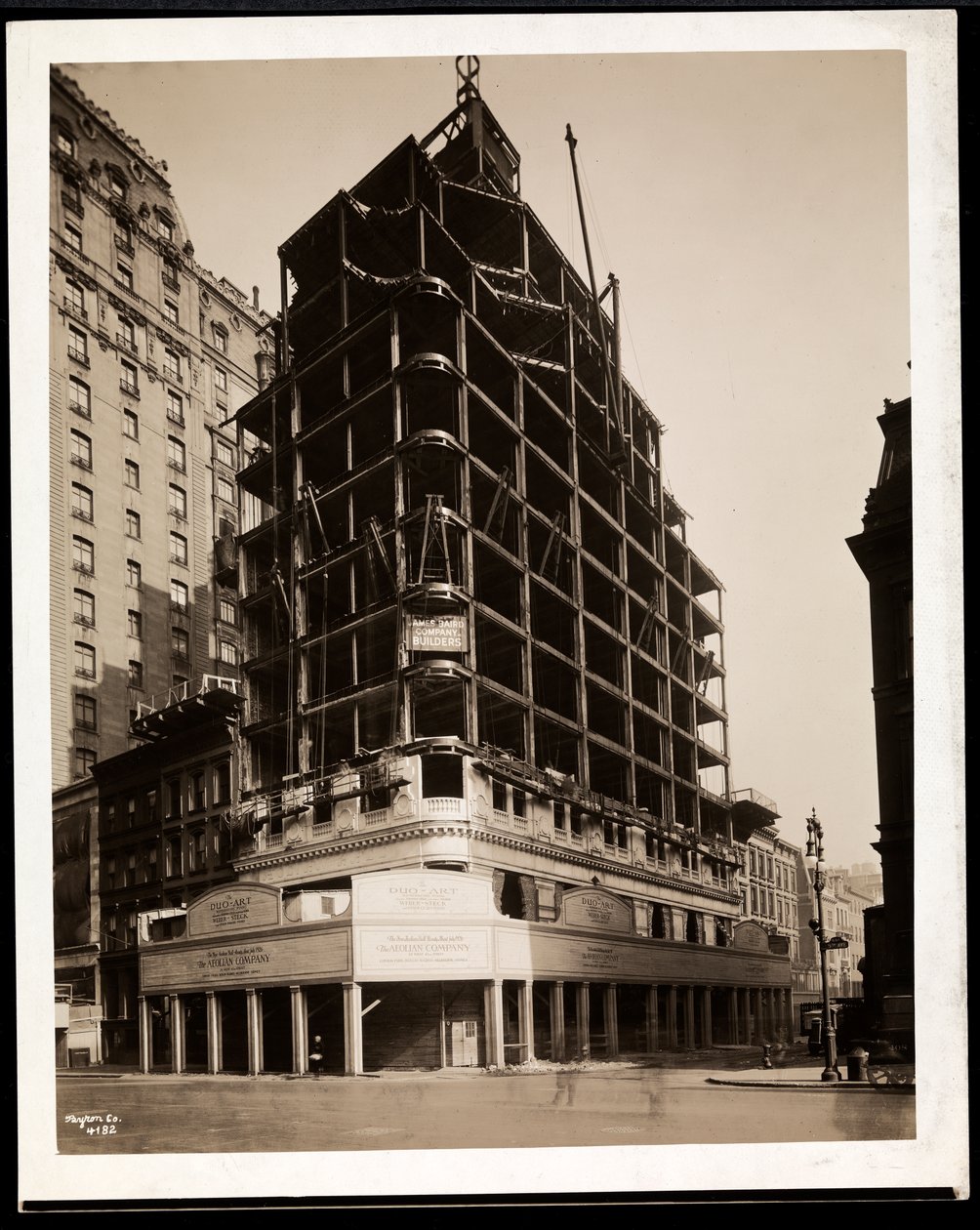 The Aeolian Company大楼正在建设中，位于纽约第五大道和第54街，1926年（银色明胶印刷） 作者 拜伦公司