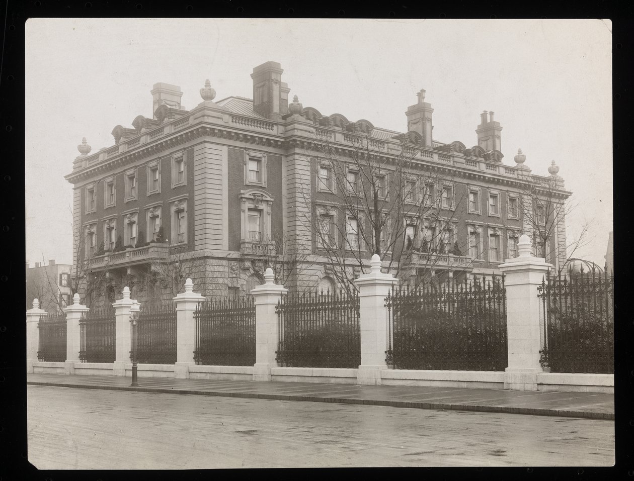 安德鲁卡内基大厦位于纽约第91街第五大道，1906年（银色明胶印刷） 作者 拜伦公司